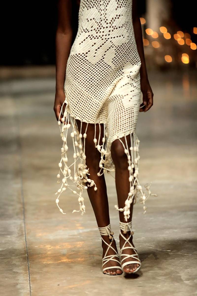 Técnicas ancestrales como el crochet vuelven a escena en esta colección en la que un vestido halter se transforma con diseños de flores oversize y remates de hileras de algodón que aportan movimiento y fluidez. Una apuesta femenina y delicada para los largos días de verano.