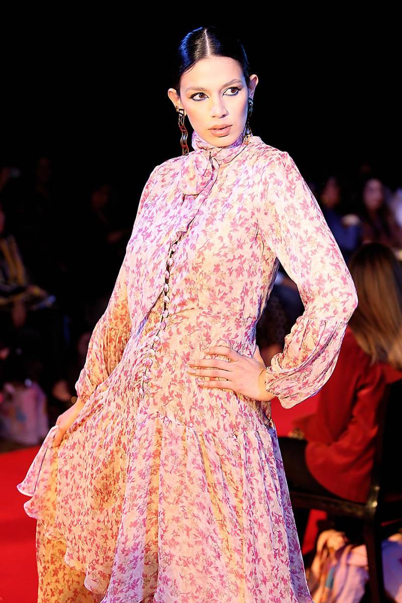 FLOWER BLOOM. El romanticismo de los flower prints cobra vida en este diseño de aire vintage de Galeano, con falda amplia, mangas obispo y cuello enlazado