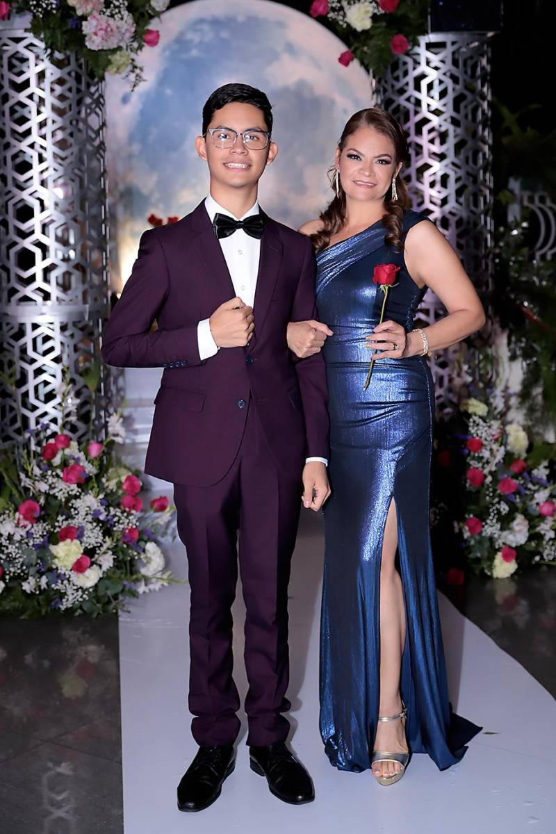 Desfile padres e hijos de la prom 2024 del Instituto San José del Carmen