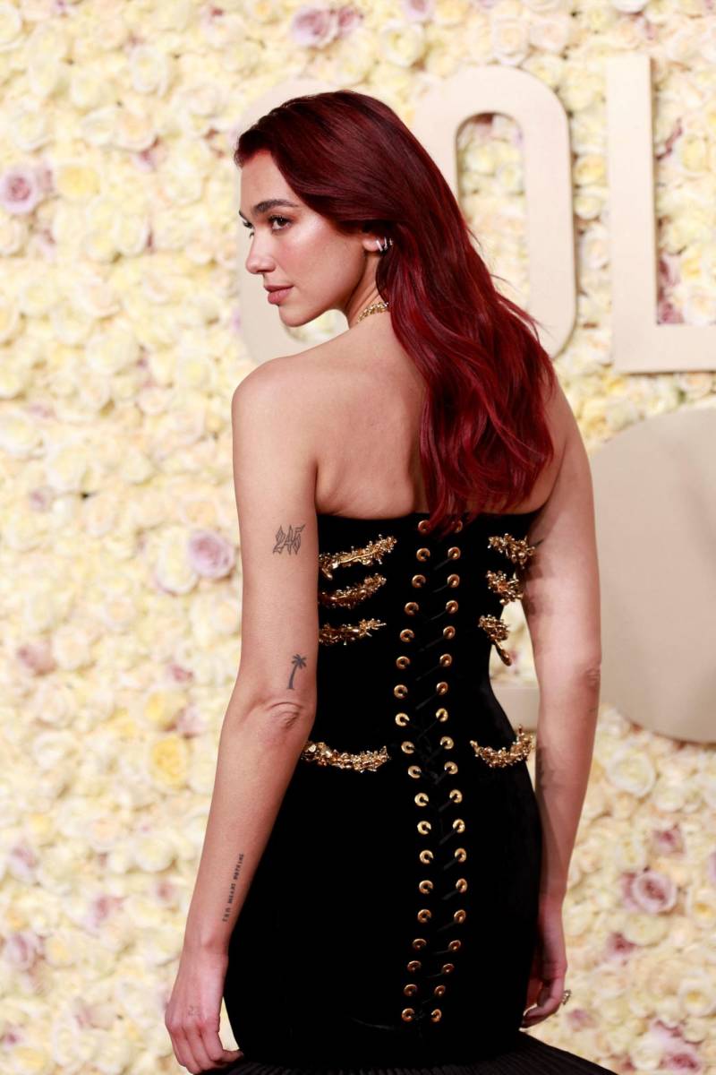 La cantante lució un vestido de sirena de terciopelo negro y seda, con corpiño y espalda de encaje con detalles de oro y diamantes