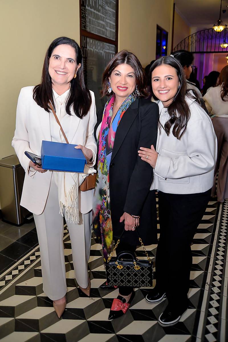 Marilia Bulhoes, Paty de Corrales y Jennifer Caraccioli 