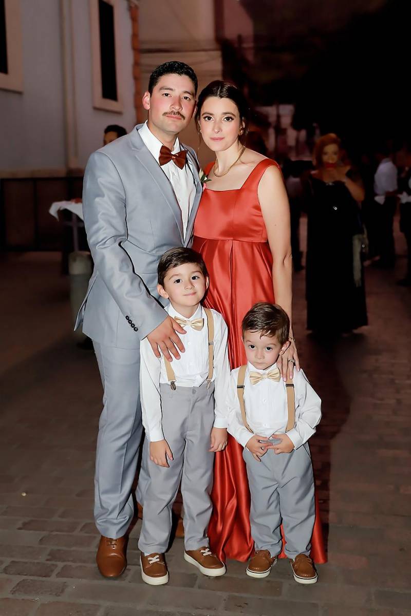 José Salvador y Mary Benítez con sus hijos Enrique y Jose Salvador Benítez