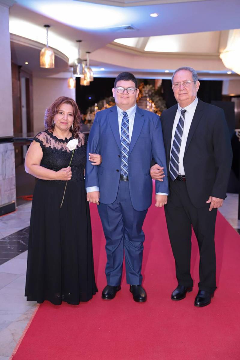 Desfile padres e hijos de la prom 2024 del Instituto Sagrado Corazón