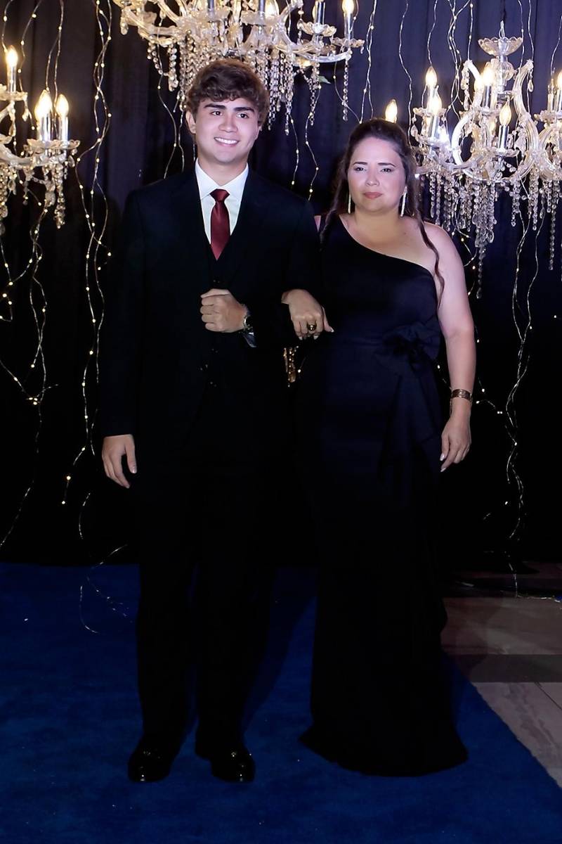 David Abraham Posas y su madre Saida Mejía.
