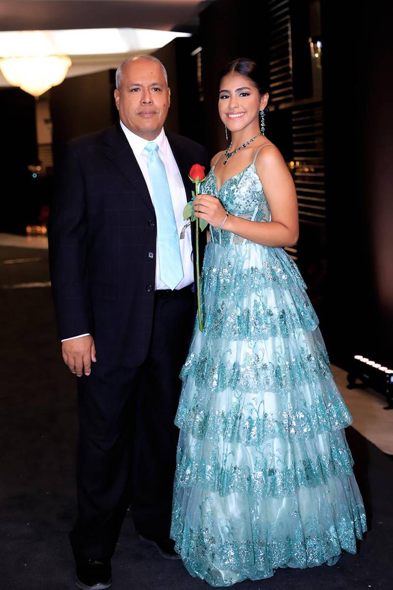 Desfile padres e hijos de la prom 2025 de DelCampo School