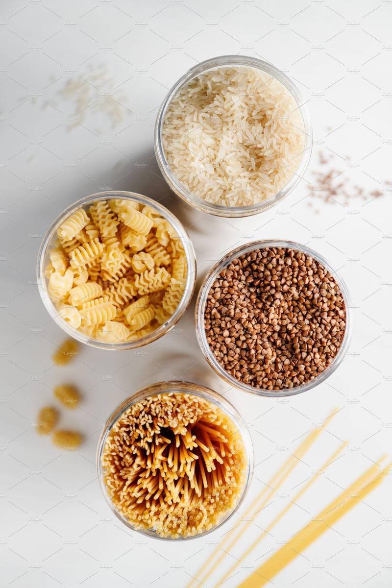 <b>Arroz, pasta o avena.</b><br />Esta opción funciona bien cuando hay un margen de tiempo amplio, 2 a 3 horas, antes de entrenar. Los carbohidratos aportan energía sostenida, mientras que la proteína ayuda a preservar masa muscular y preparar al cuerpo para el esfuerzo.