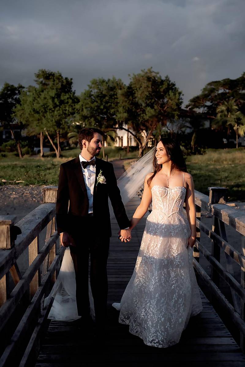 Barney, en un smoking negro y Victoria, en un ajuar con un largo velo by Berta Bridal, fueron fotografiados en los amplios espacios verdes de Rancho Santana