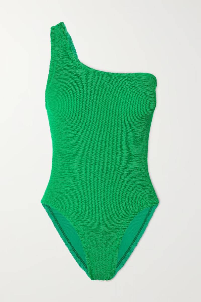 Si tienes una cintura gruesa, busca trajes de baño completos que tengan cortes en los lados y simular una cintura más pequeña. También por ser una pieza te alarga. 