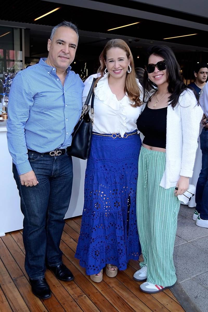 José Ríos, Ivonne de Ríos y Daniela Ríos.