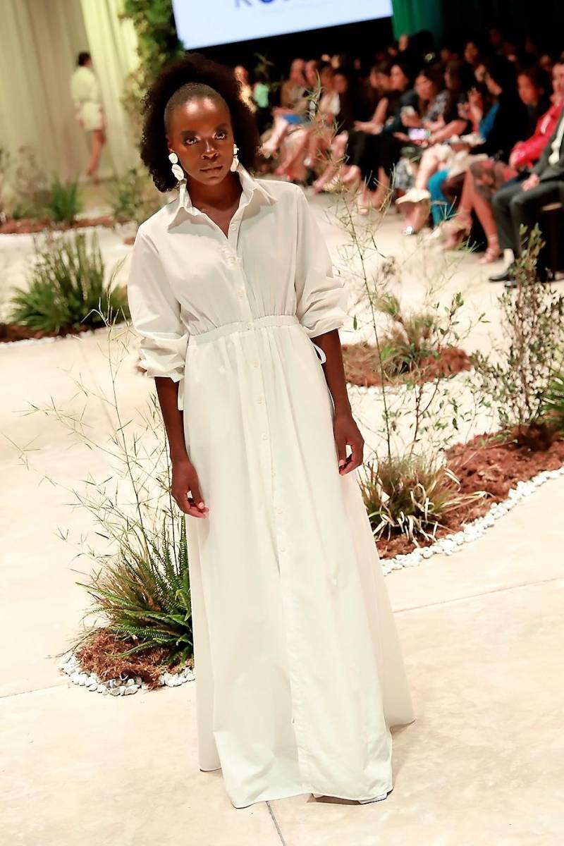 El clásico sundress se eleva al máximo con la elegancia del blanco, a tono con aretes oversize by Enrollarte