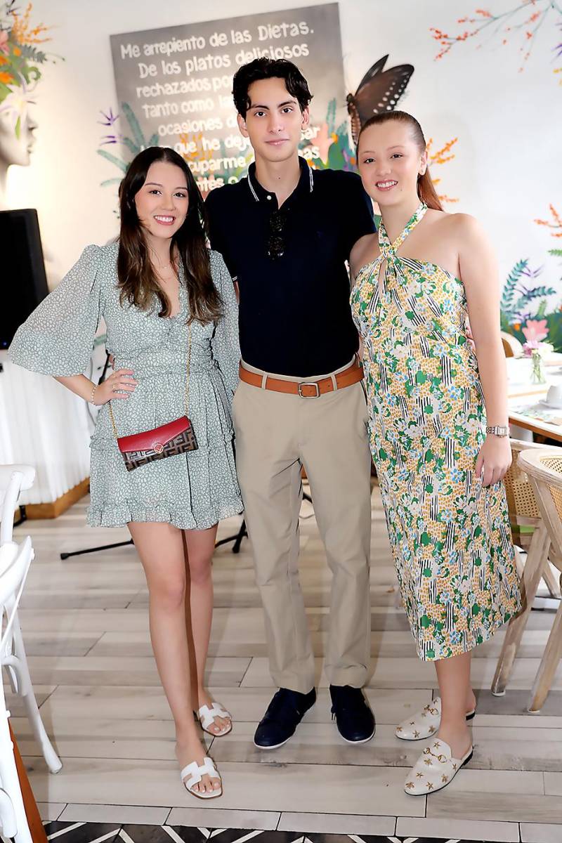 Annette Erazo, Rodrigo Arriaga y Luciana Erazo.