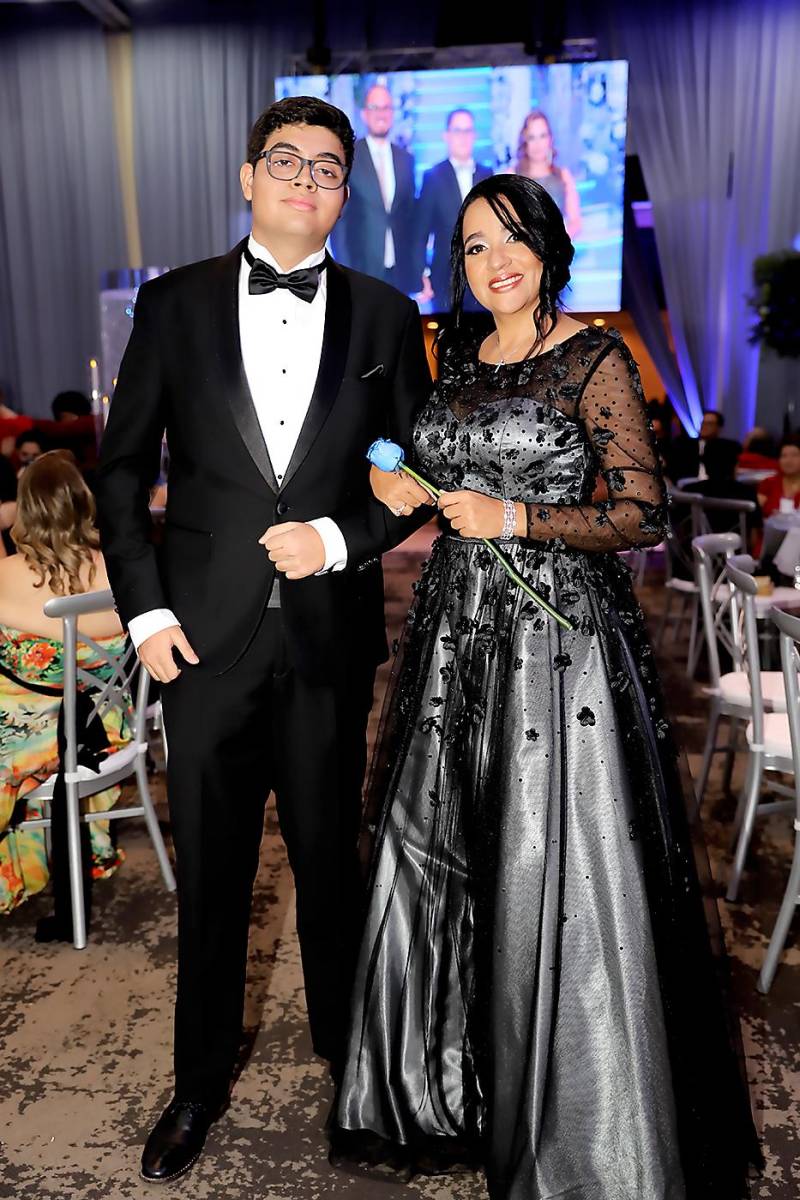 Fernando José Fiallos y su madre Leticia Delattibodier
