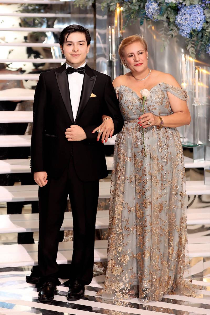 Pedro Alejandro Girón Cruz con su madre Mergian 