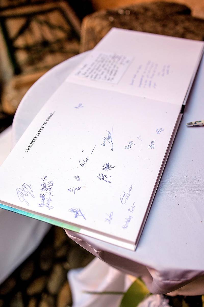 Lindos mensajes plasmaron los invitados en el libro de recuerdo