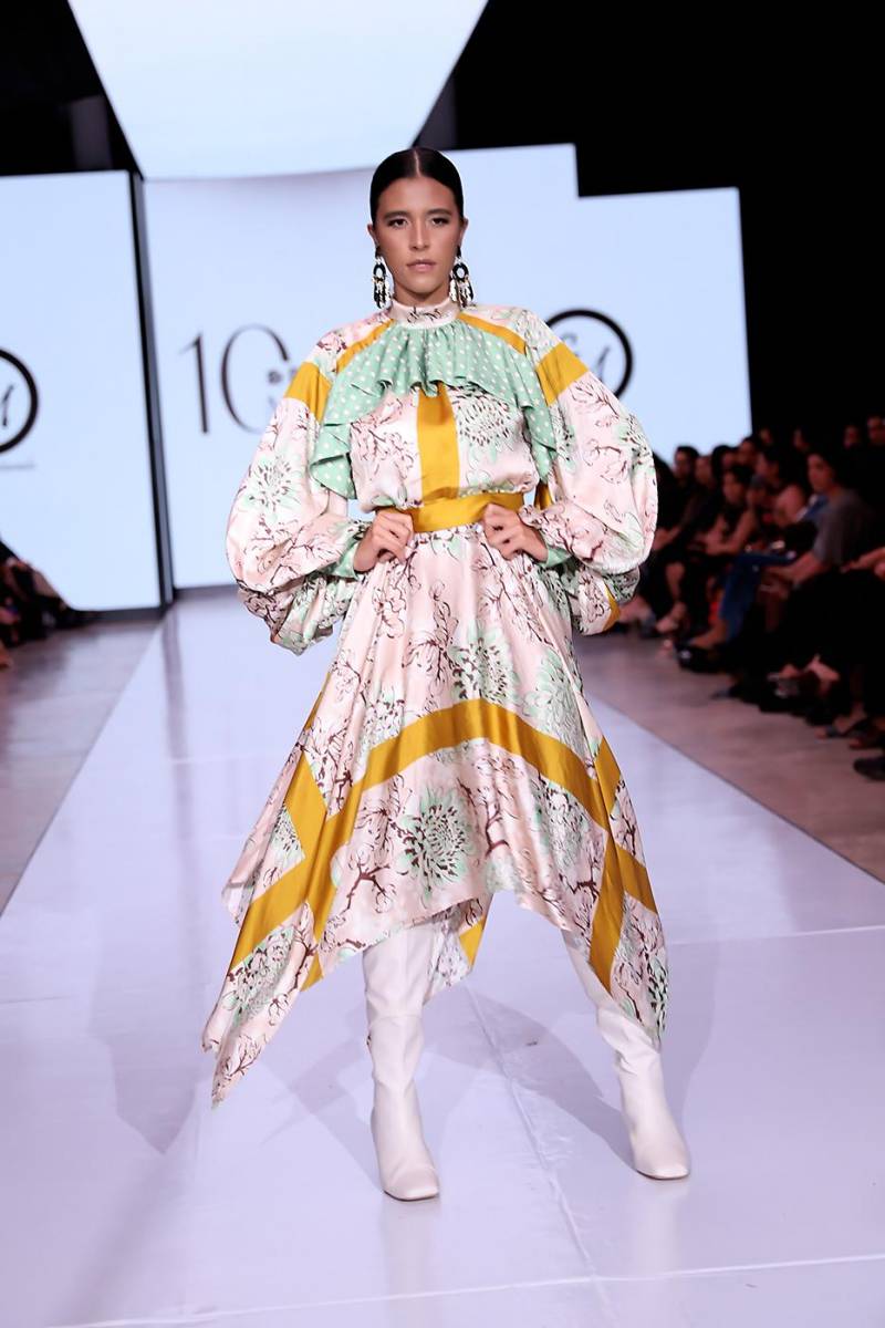 Diseño en seda estampada con mangas bishop oversize y vuelo en polka dots en una ecléctica y romántica apuesta