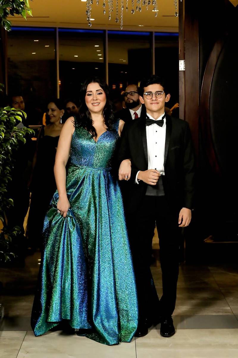 Desfile padres e hijos de la prom 2024 del Instituto Experimental La Salle