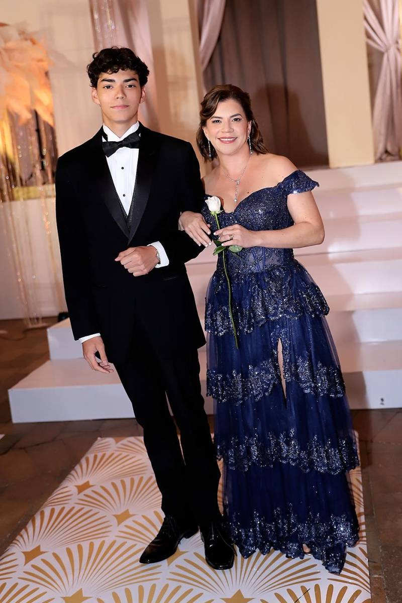 Adrian Marcelo Bulnes Corrales con su madre Katya Corrales