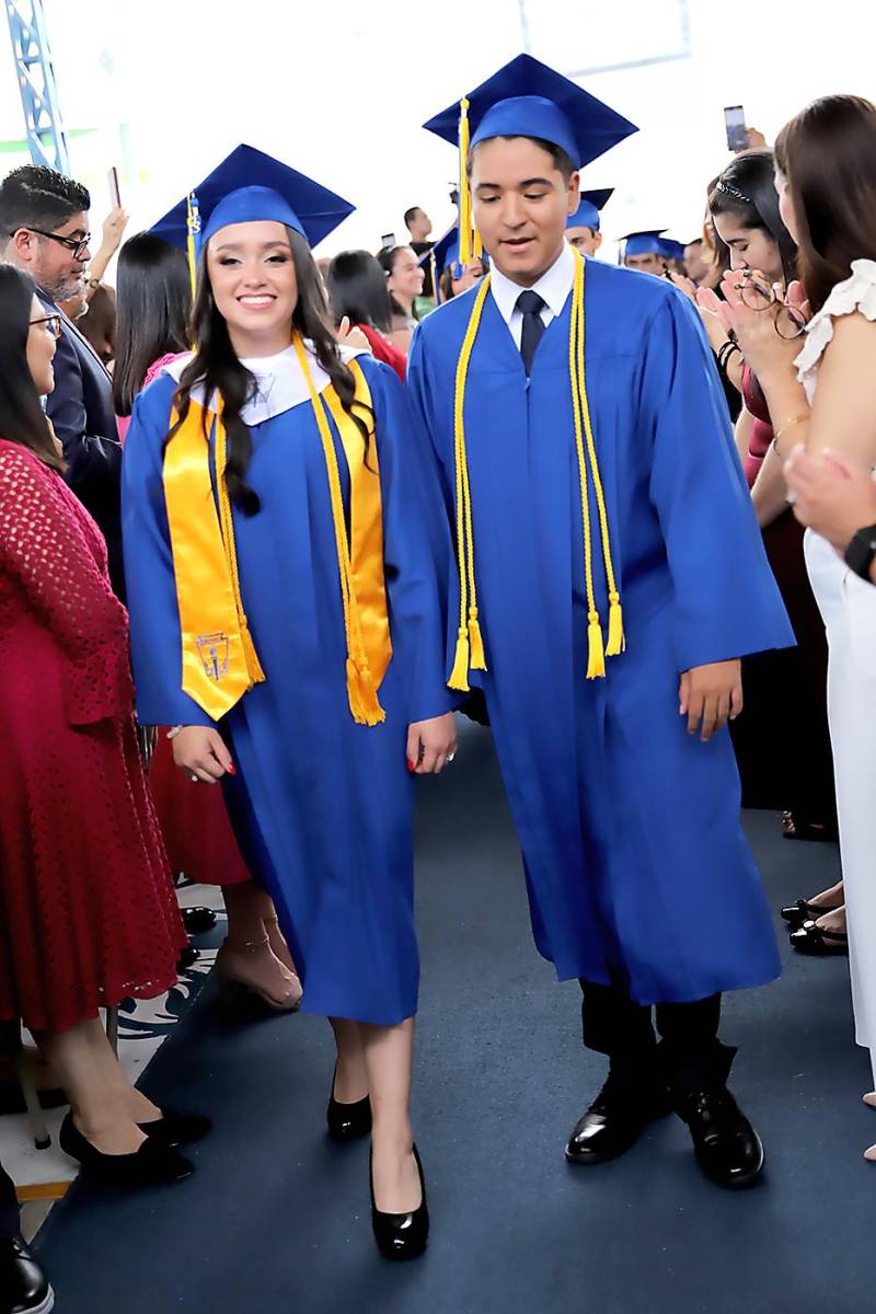 Desfile de graduados en Macris School 2023