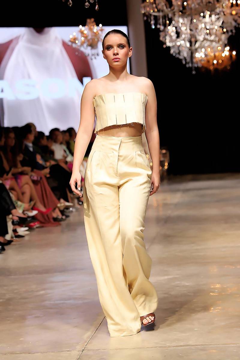 El ruffled belt signature de la firma se puede llevar sobre amplios pantalones o como crop top. La versatilidad es la apuesta.