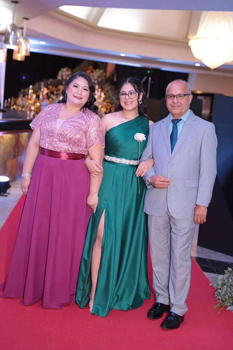 Desfile padres e hijos de la prom 2024 del Instituto Sagrado Corazón
