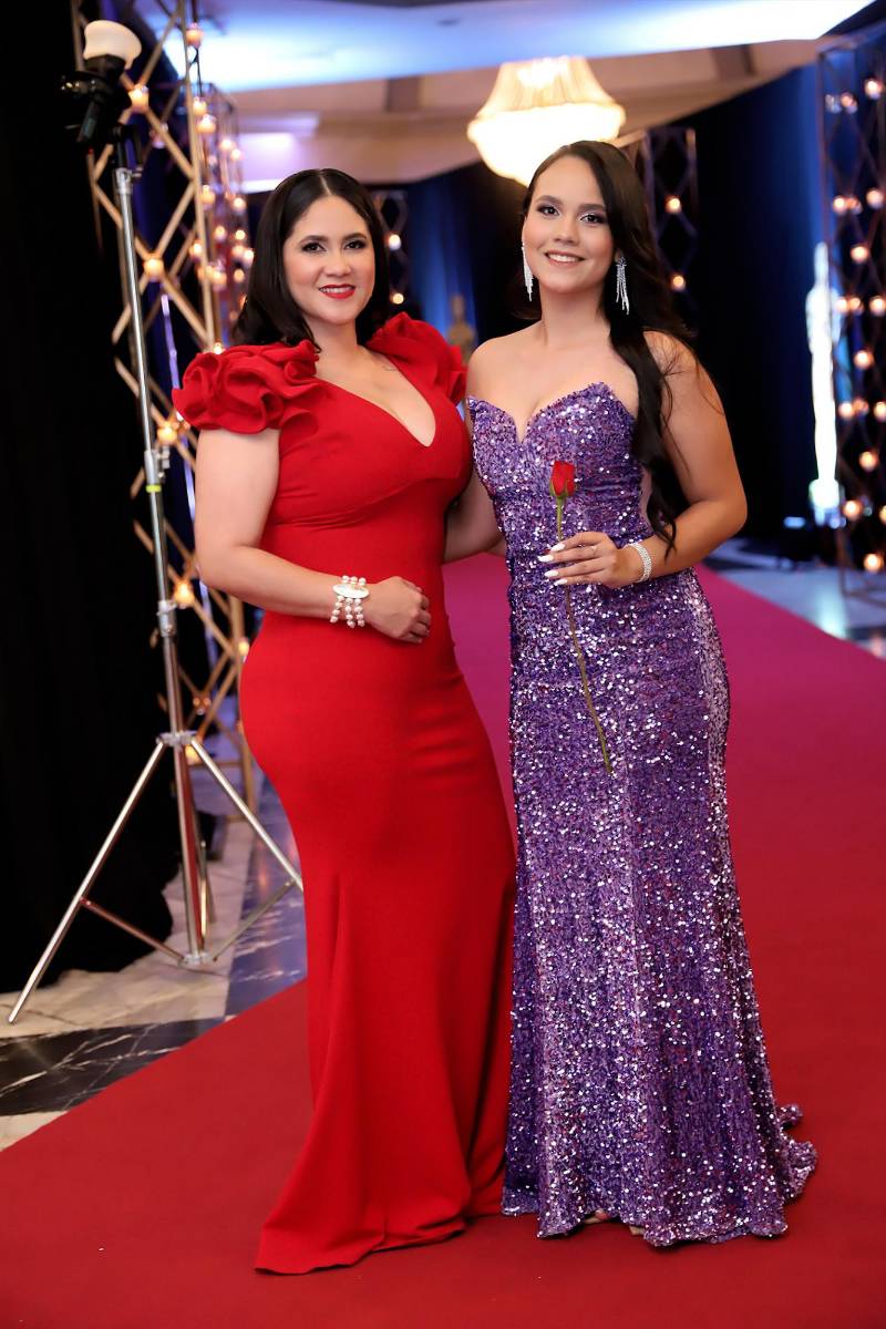 Desfile padres e hijos de la prom 2025 del Instituto San José del Carmen