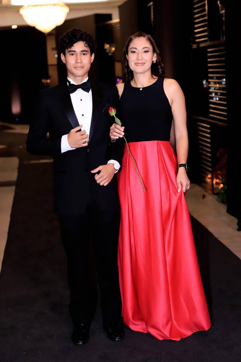 Desfile padres e hijos de la prom 2025 de DelCampo School