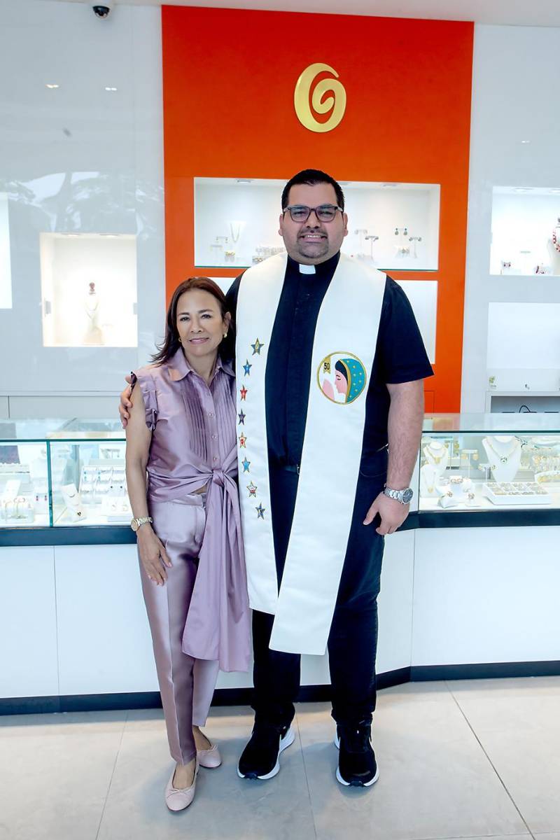 Melissa Callejas de Casa de Oro y el padre Daniel Fernández.