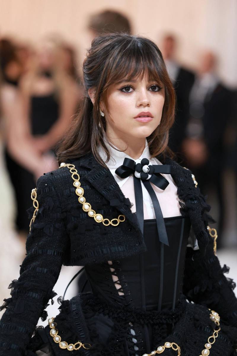 Los strass de perlas con cadenas y bows de cintas negras tan característicos en las colecciones de Lagerfeld para Chanel definieron el look de Ortega confeccionado por Thom Browne