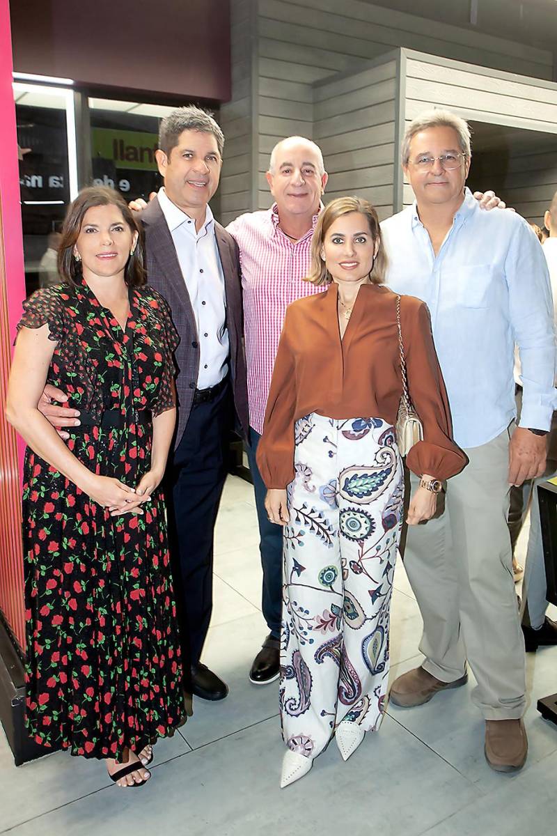  Verónica y Martín Chicas, Taufic y Ericka Andonie con Harry Panting.