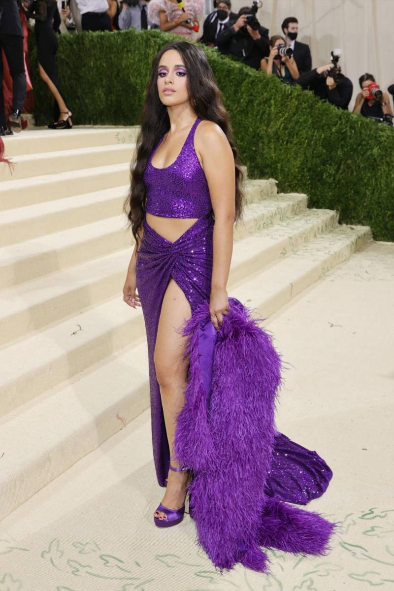 Camila Cabello.Romántica y teatral, con un twist tropical. Camila mezcla dulzura y fuego latino, perfecta para un look Met que se sienta cuento de hadas... con sabor a Habana. 