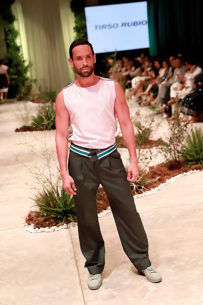 El muscle tank top se vuelve protagonista del streetwear, combinado con loose-fit pants
