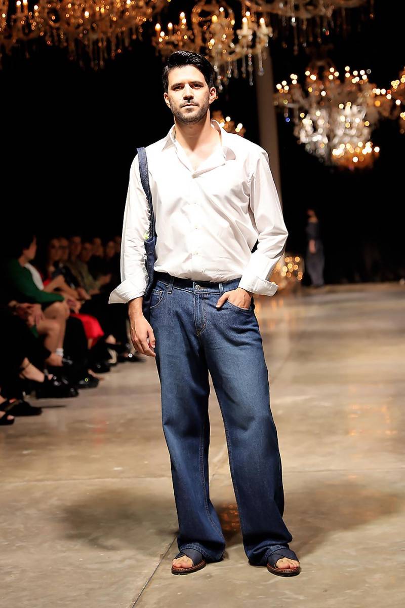Para conmemorar este aniversario especial, Paz unió fuerzas con ACA JOE, la marca hondureña pionera y líder en el denim desde 1981, para diseñar una línea exclusiva de prendas que se integraron a la pasarela de “Mis Raíces”