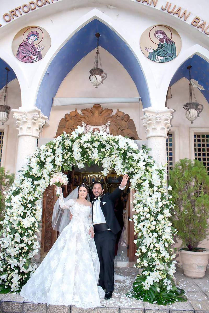 Los recién casados Fabiola Larach y Francisco Mata, sonríen de felicidad en medio de una lluvia de confeti.