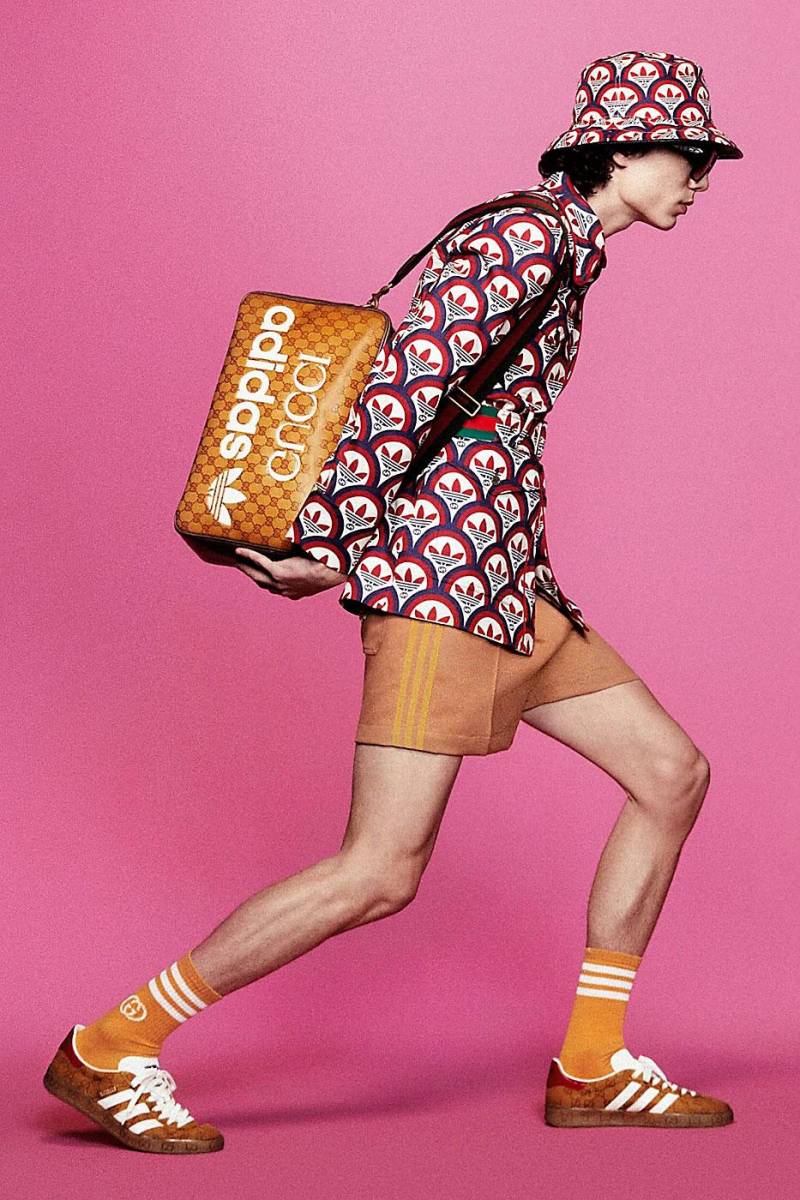 Los estampados que definieron los sixties se mezclan con los códigos de ambas casas en una apuesta para disfrutar el verano con un guardarropa sport y divertido
