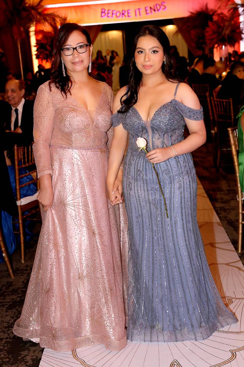 Emily Eguigurems y su madre Dilcia Aparicio. 