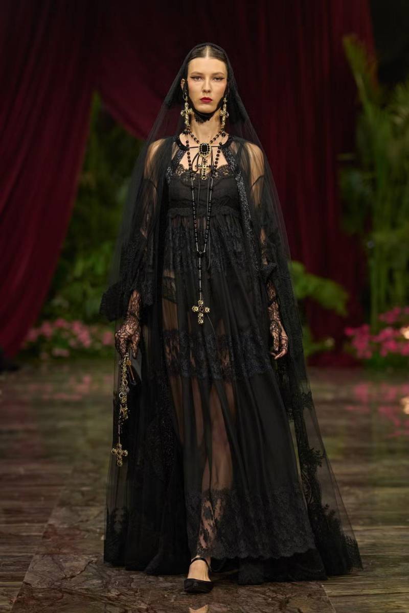 Destacaron entre la audiencia los conjuntos all-black, conformados por velos de encaje y vestidos de tul que dejaban ver un poco de lencería entre capas que complementaban el pasar de las modelos.