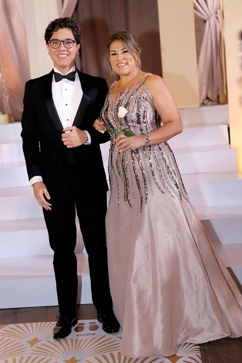 Sergio José Bueso con su madre Jessica Vega