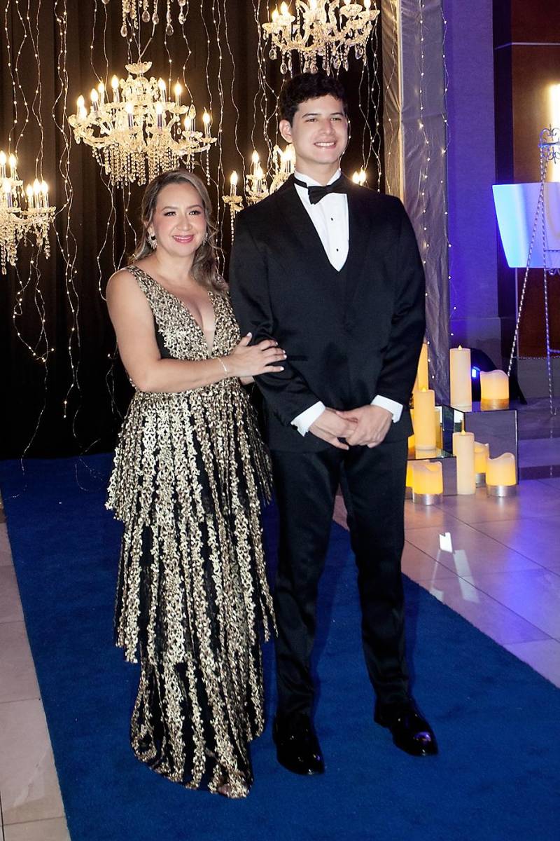 Leslie Borjas y su hijo Romeo Castellón. 