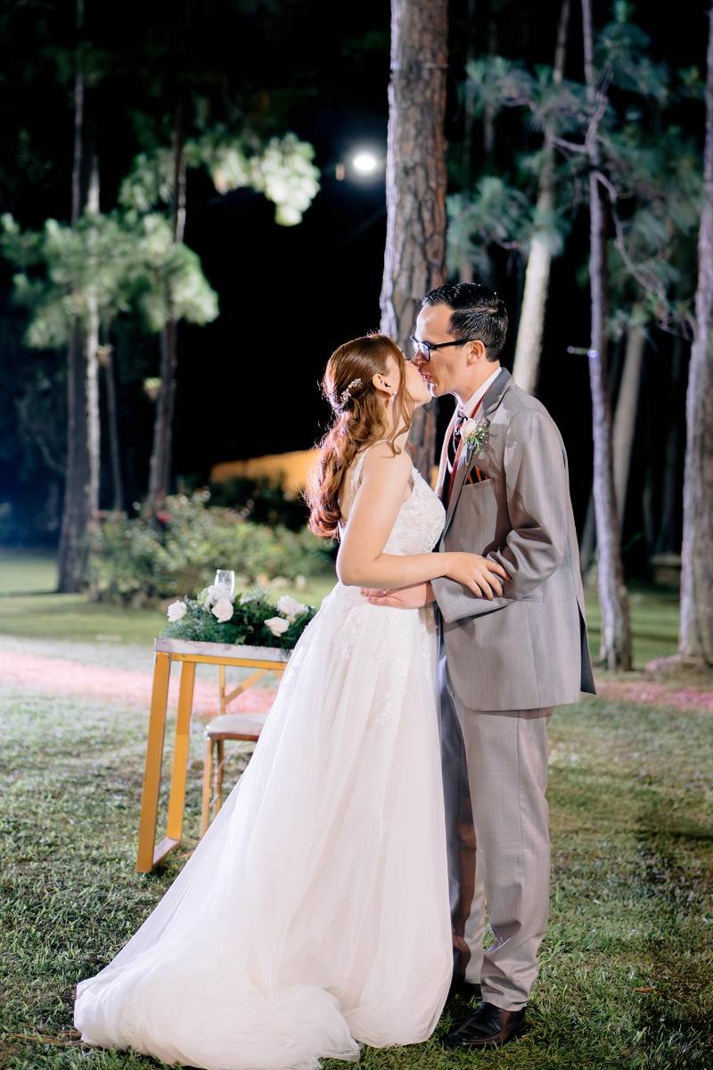 La decoración, diseñada por Jessenia Ávila, transformó el espacio en un entorno encantador y natural, mientras que la planificación impecable estuvo a cargo de Lili Villatoro.