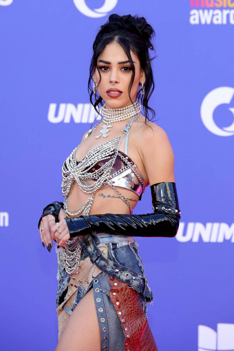 Previo a la ceremonia en el MGM Gran Arena de Las Vegas, la cantante desfiló por la alfombra roja con un conjunto <i>denim</i> con detalles en látex y cadenas de la diseñadora tapatía Vanessa Bon, mejor conocida como Vanebon