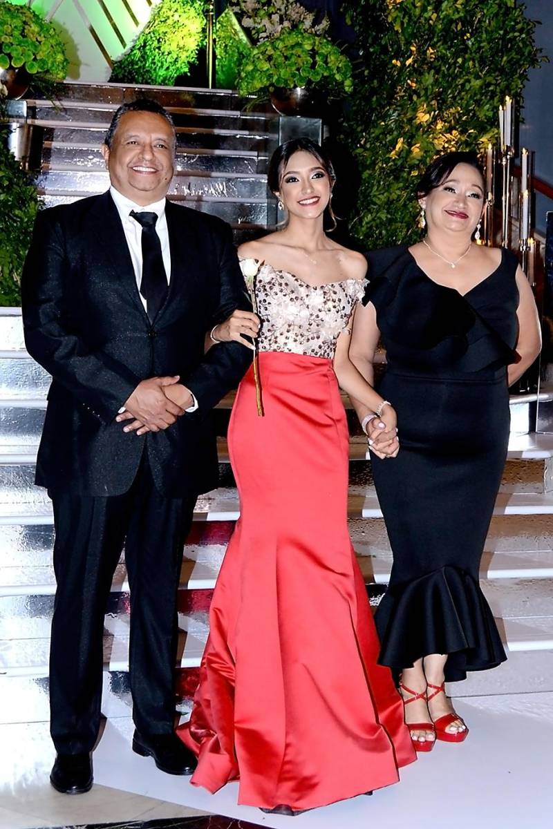 Yovanni y Yovanna Méndez con Ligia Reyes