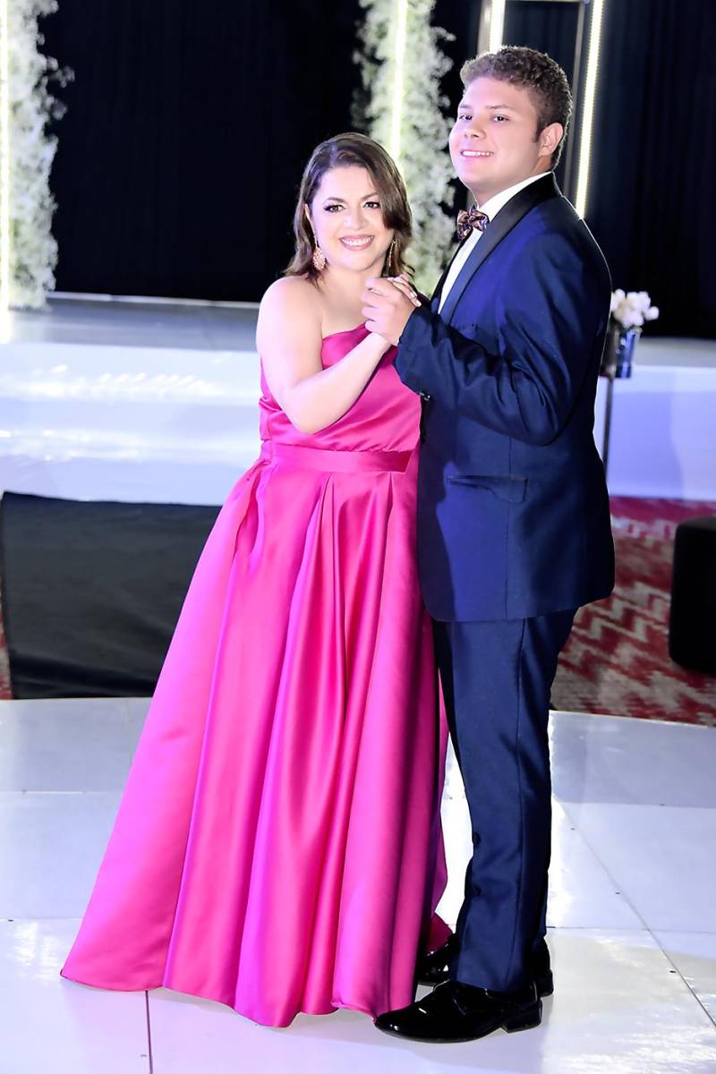 Regina Ochoa y David Martínez mientras bailan <i>Todo cambió</i>