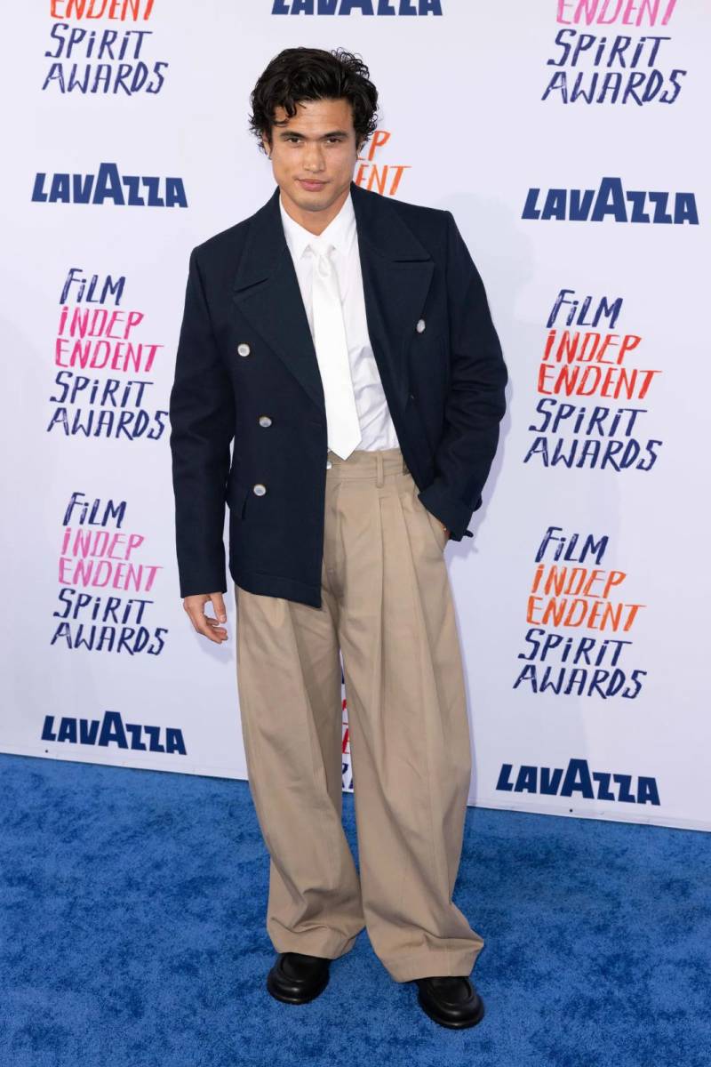 Charles Melton,el actor de ‘Secretos de un escándalo’ optó por un traje de Louis Vuitton.