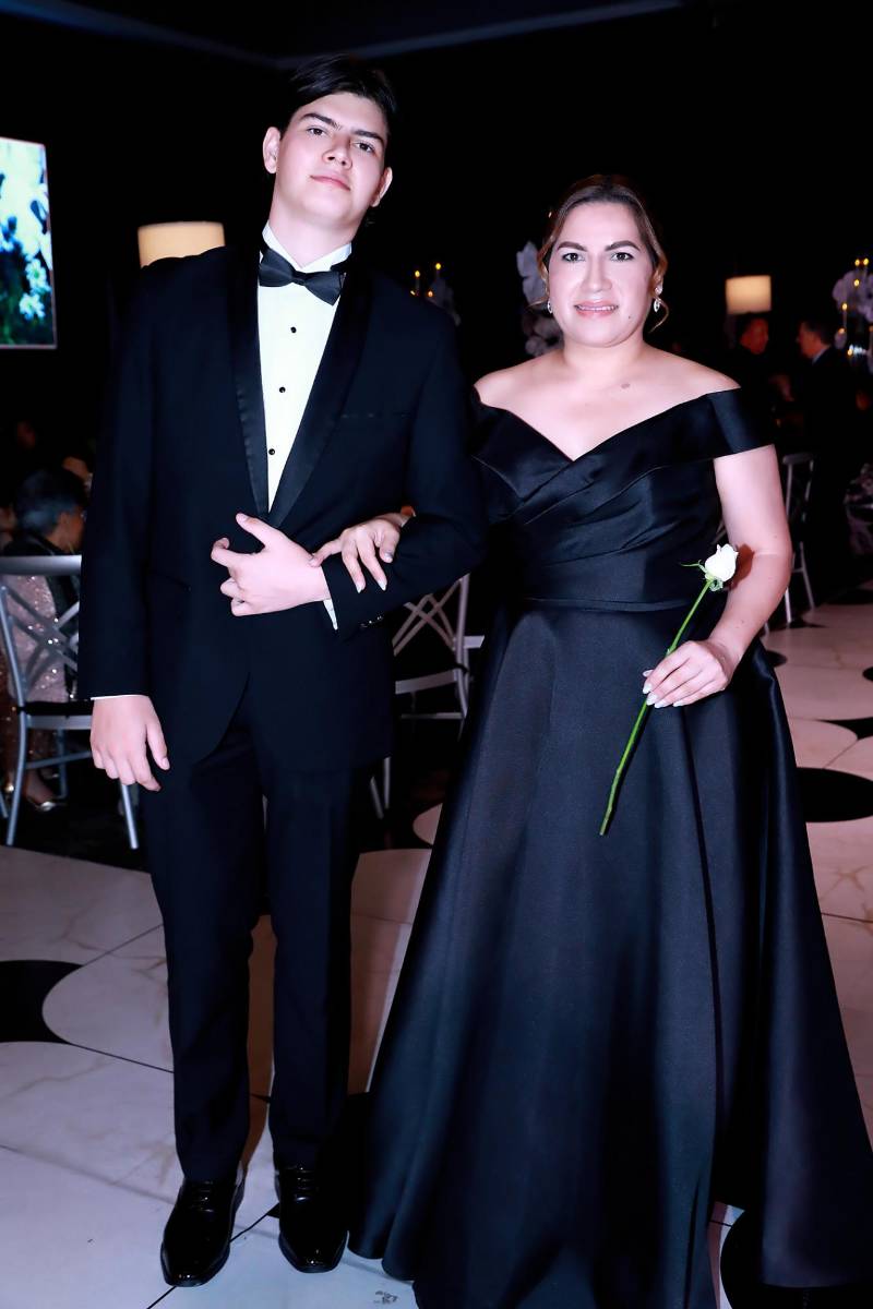 Oscar Flores y su madre Carolina Andino. 