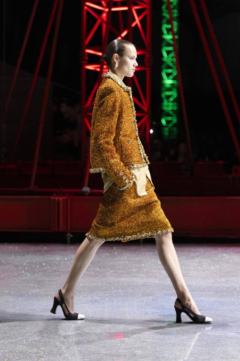 El traje sirve como lienzo central, listo para reflejar a quien lo lleva. Audazmente reinventado, abarca desde tejidos de punto acanalados hasta tweeds clásicos y tejidos intrincados con fibras artificiales, lúrex y silicona, junto con gasa natural.