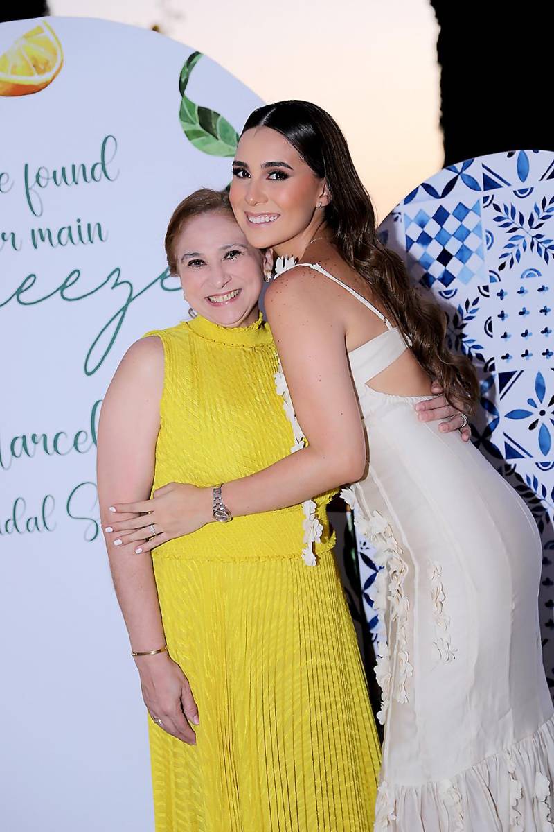Marcela Dox -Pineda con su hija Marcela 