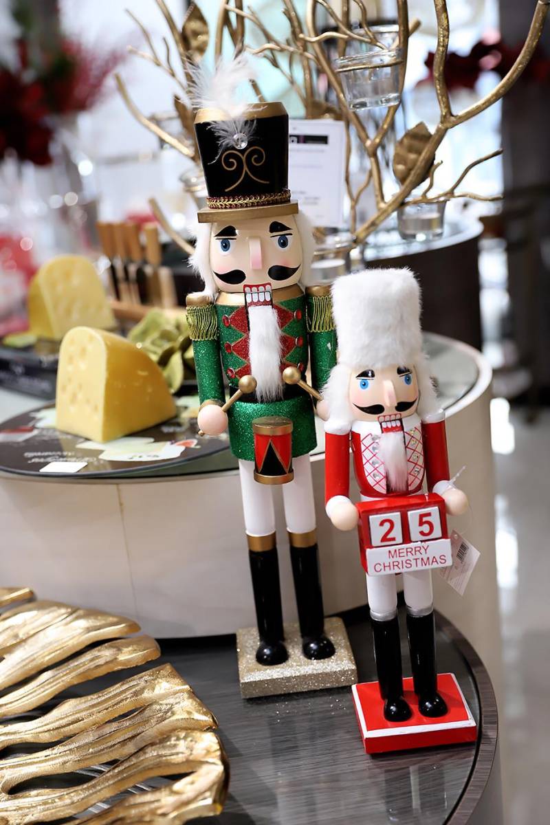 Los clásicos nutcrackers, un must de la decoración navideña, son parte de la propuesta 