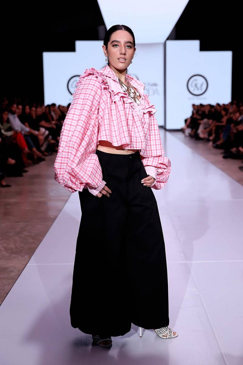 Camisa en vuelo con mangas amplias y detalles de ruffles a cuadros, un must-have para la próxima temporada