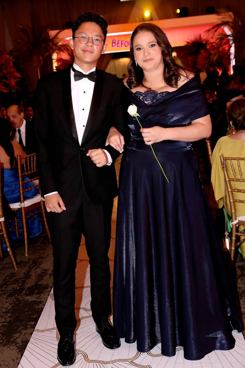 Miguel Bulnes y su madre Sayra Hernández. 