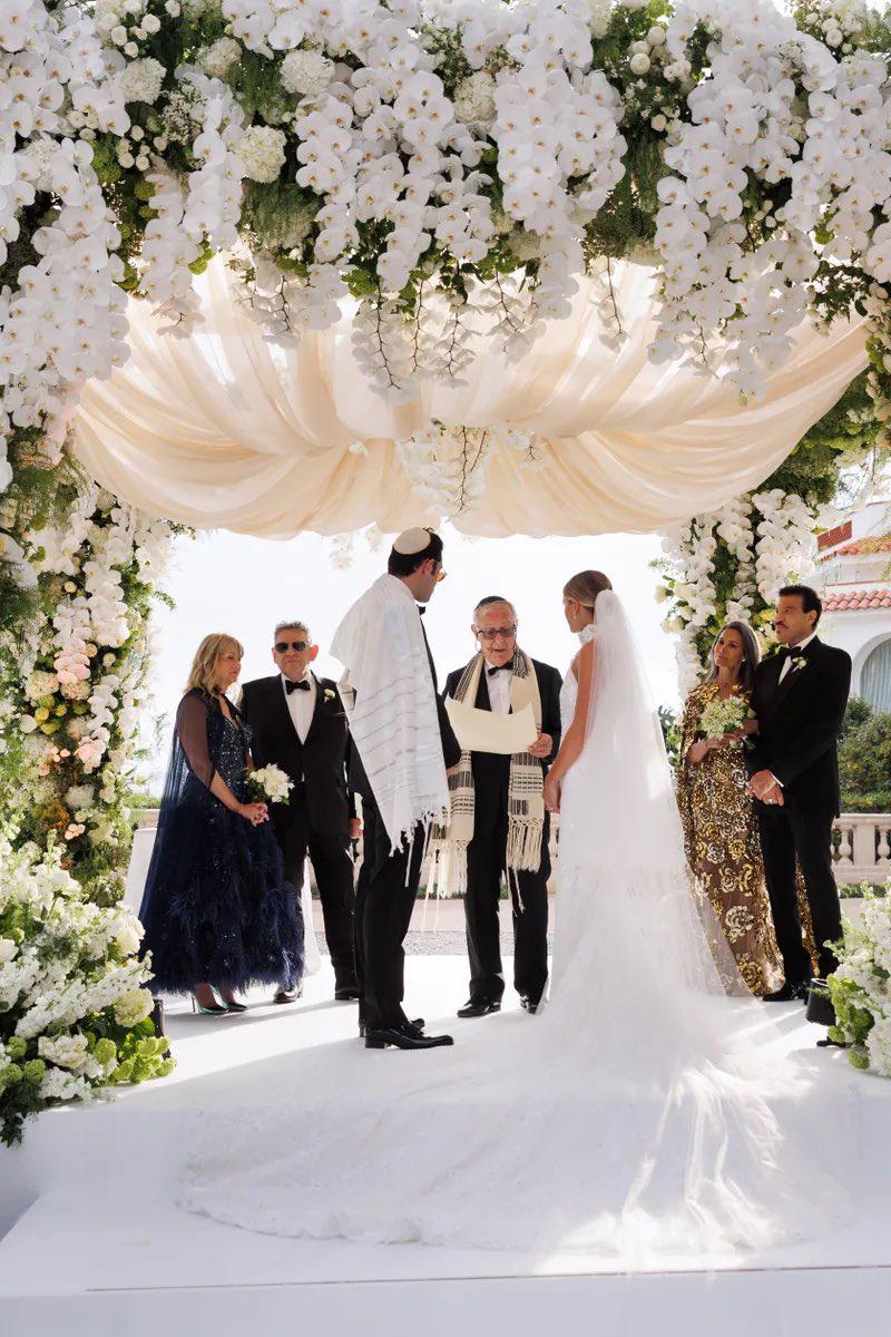 La influencer se convirtió al judaísmo antes de la boda.